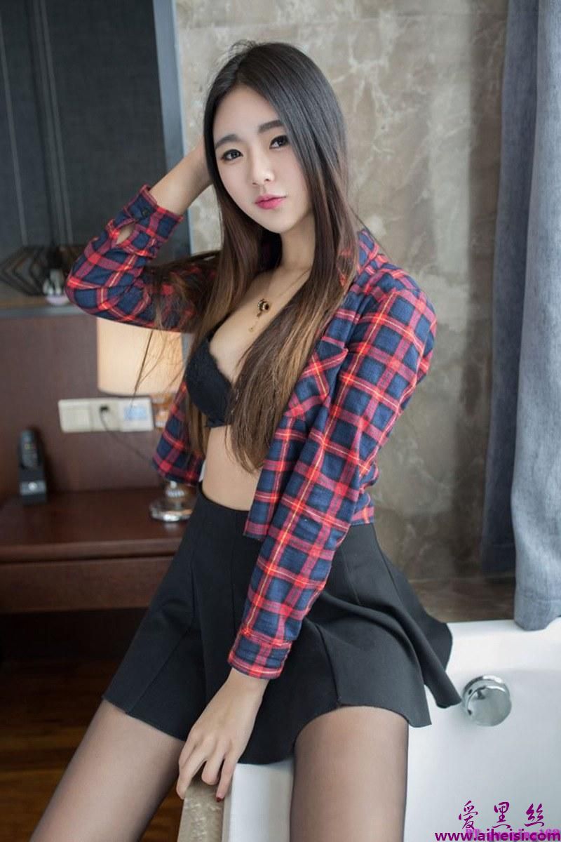 漂亮美眉可乐薄纱遮胸性感丁字裤美女人艺术图