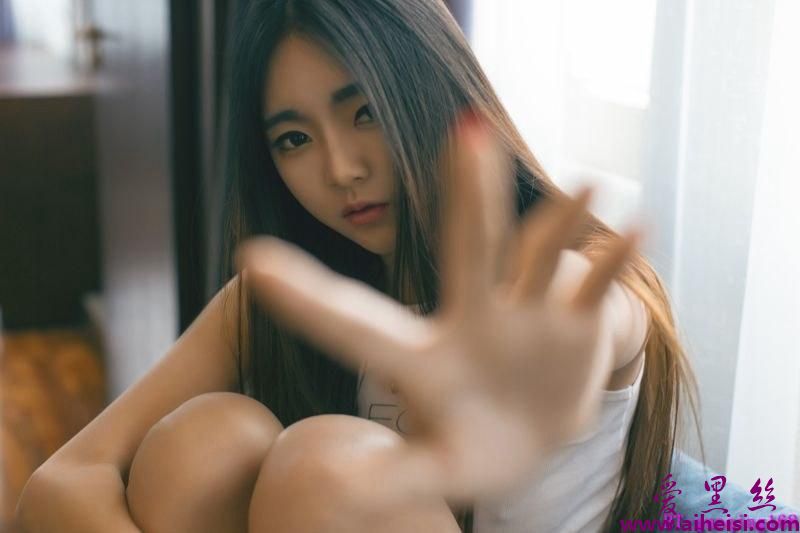 漂亮美眉可乐薄纱遮胸性感丁字裤美女人艺术图