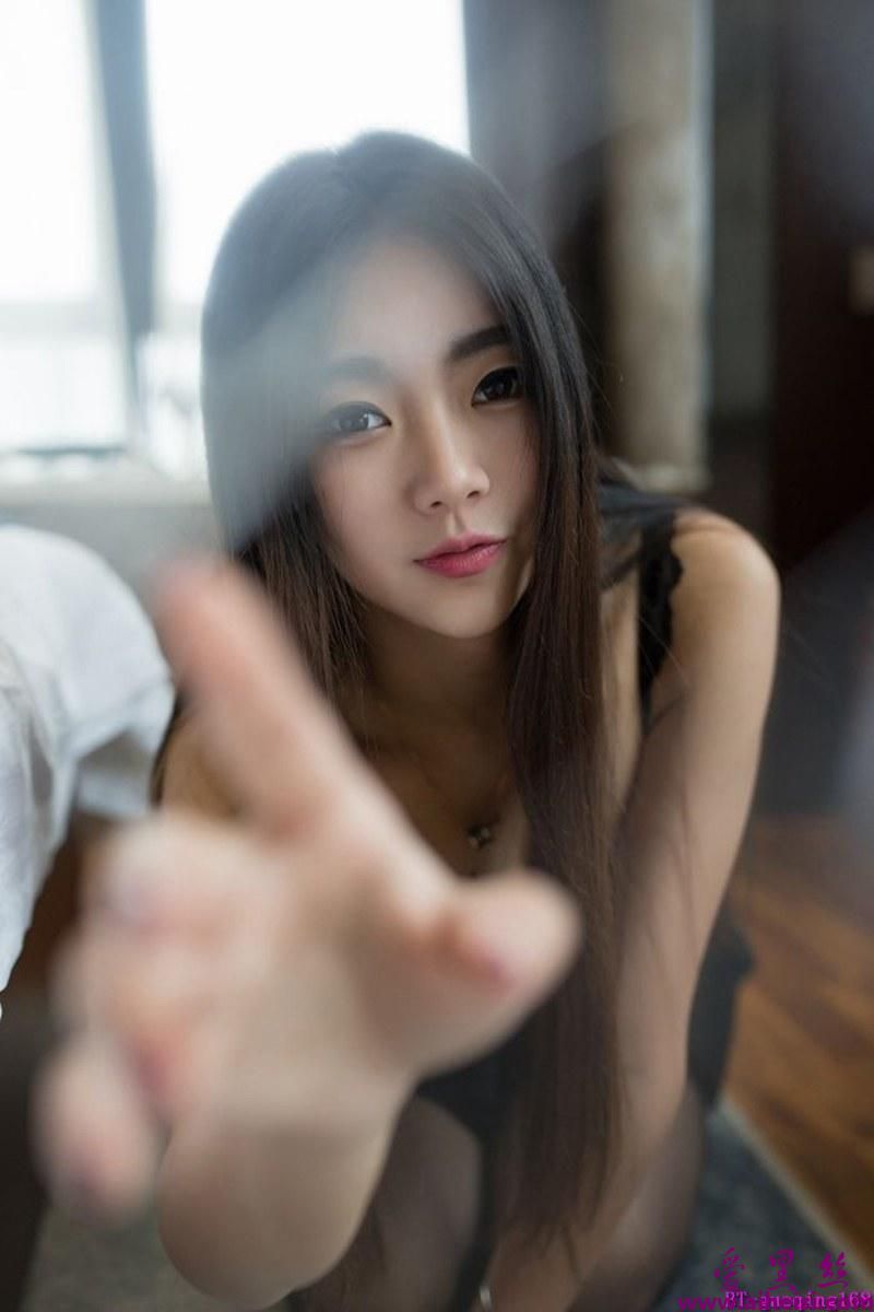 漂亮美眉可乐薄纱遮胸性感丁字裤美女人艺术图