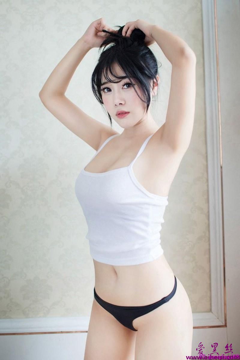 大胸女护士兜豆靓搔首弄姿表情销魂大尺度艺术照