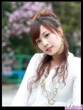 公园里的靓丽女孩