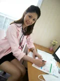 医院里的性感女护士为患者服务