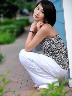 像玉石一样通透的漂亮女孩