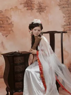 古典美女奏响的乐章