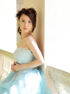 明亮迷人的女装让人看到幸福的彼岸