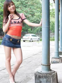 楼梯间一位打伞的自拍美女