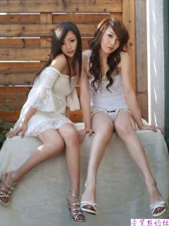 漂亮的双胞胎姐妹写真图