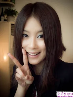 漂亮的妹妹手机自拍