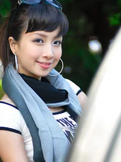 生活中一位大方自信的女孩儿
