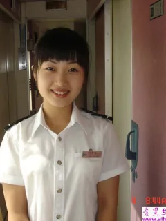 美丽大方的火车列车员姑娘展示自己的工作照片