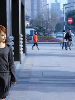 都市里一位昂扬的职业女性写真
