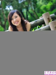 镜头里放松的女孩子很美