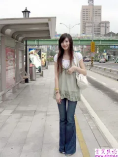 长发漂漂的大美女外出旅游的自拍组图