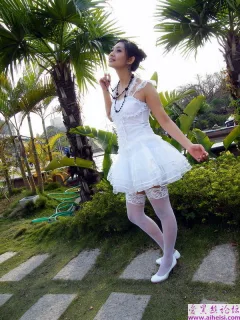 公园里的靓女