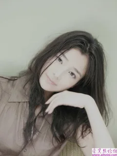 喜欢耍酷的美女黑白图