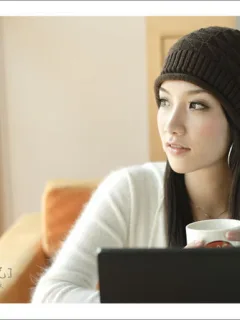 喝咖啡的美女