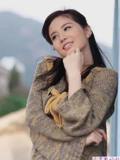 山间宾馆外的美女写生图