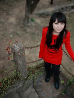 廊椅上的小女生