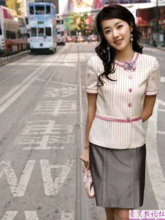文静的的上海美女街头服装秀